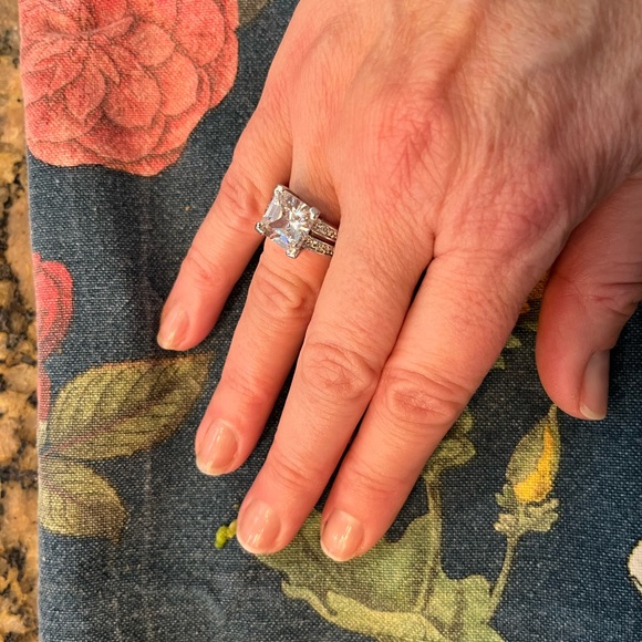 Beautiful Silver & Crystal Cocktail Ring 💍 ✨ Sparkles like Diamonds in the Sky! - Picture 3 of 4